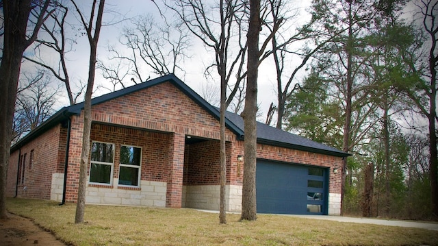 view of front of property with a front lawn