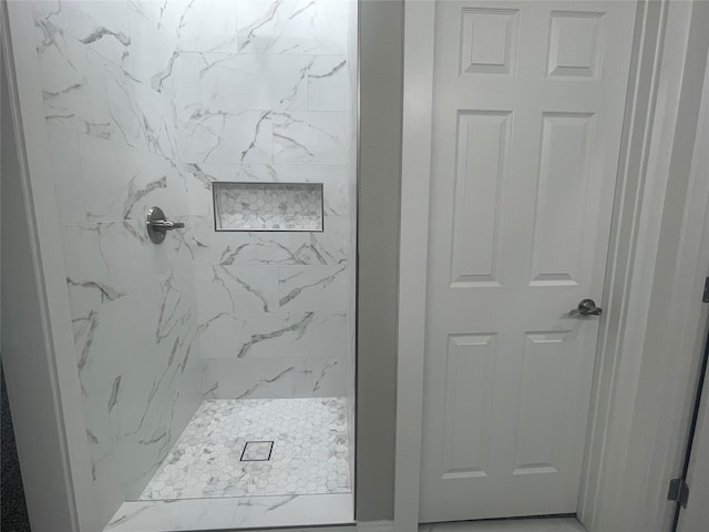 room details featuring a tile shower