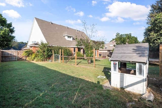 view of yard featuring a shed