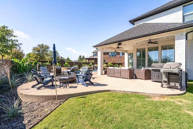 view of yard featuring a patio area, an outdoor living space with a fire pit, and ceiling fan