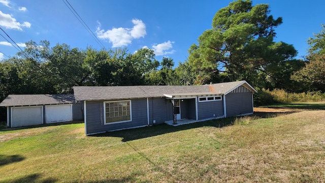 single story home featuring a front yard