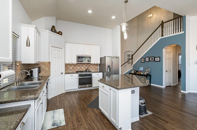 living room featuring an inviting chandelier, dark hardwood / wood-style floors, and vaulted ceiling