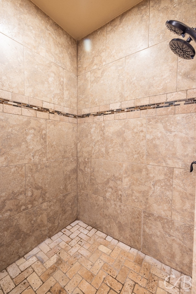 bathroom featuring a tile shower