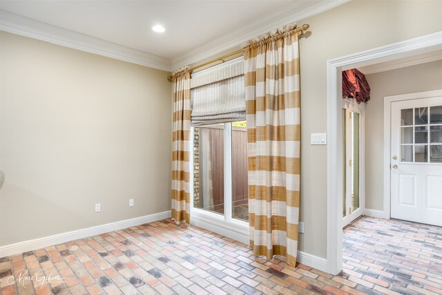 carpeted empty room featuring crown molding and ceiling fan