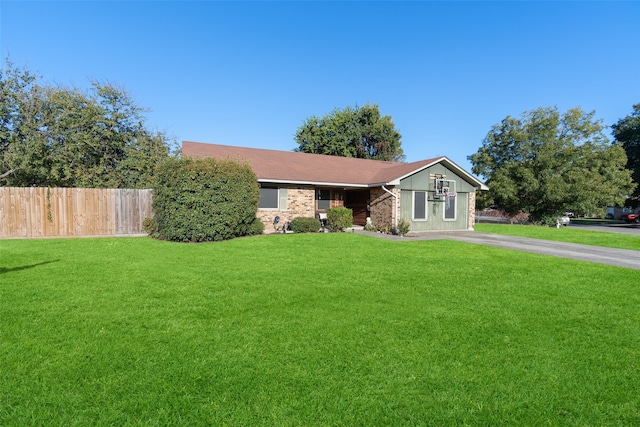 ranch-style house featuring a front yard