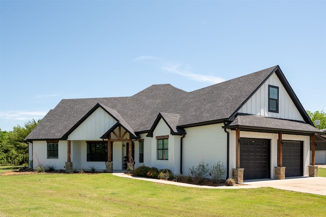 view of front facade featuring a front yard