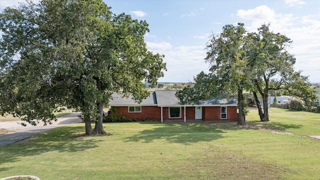 ranch-style house featuring a front lawn