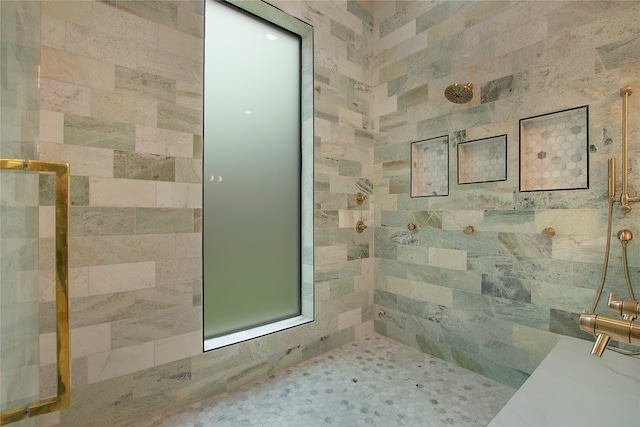 bathroom featuring tiled shower