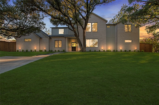 view of front of property featuring a yard