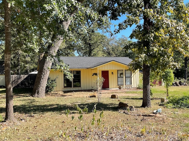 view of front facade with a front lawn