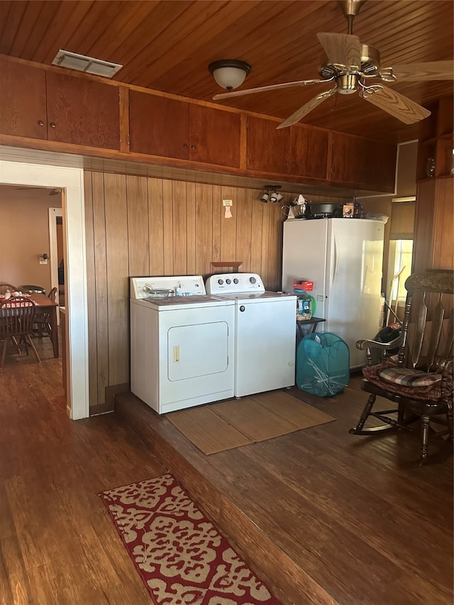 laundry room with ceiling fan, wooden ceiling, independent washer and dryer, and hardwood / wood-style floors