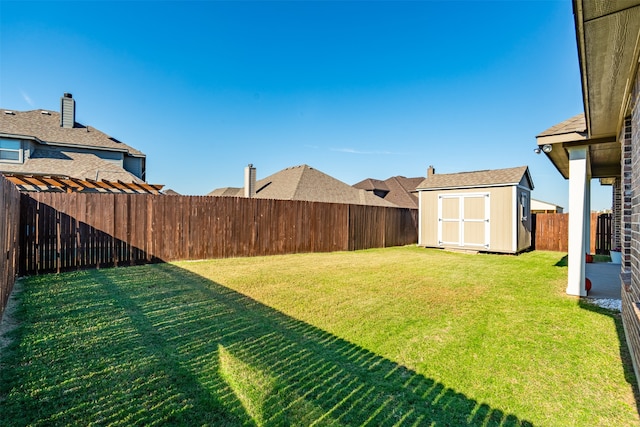 view of yard featuring a storage shed