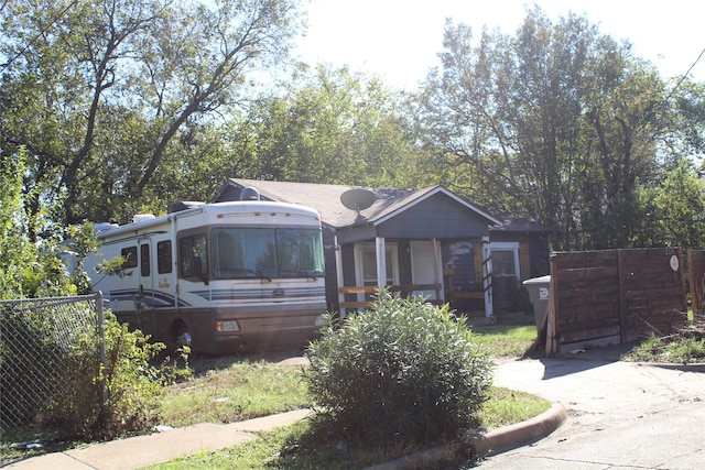 view of front facade with fence