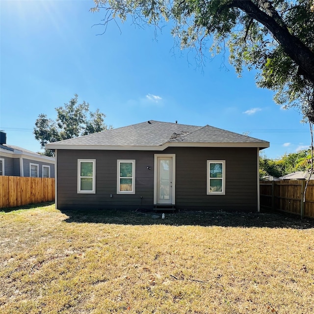 view of front facade with a front yard