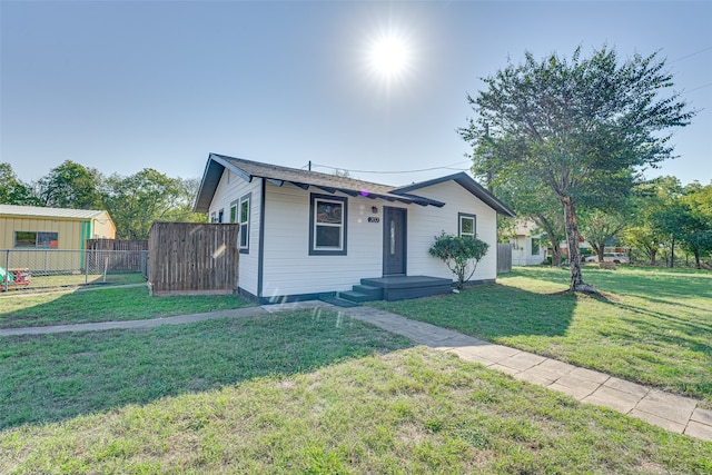 view of front of property featuring a front yard