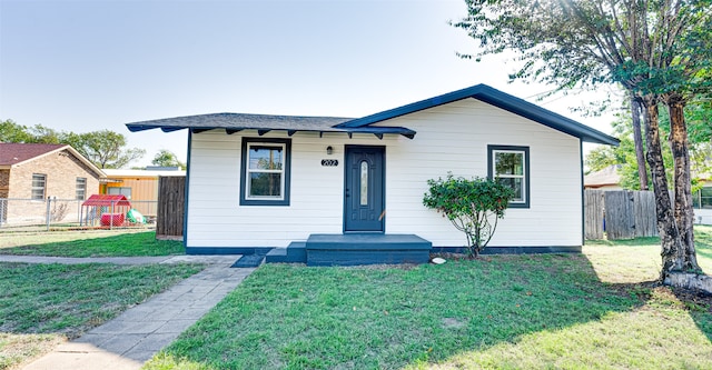 view of front of home featuring a front lawn