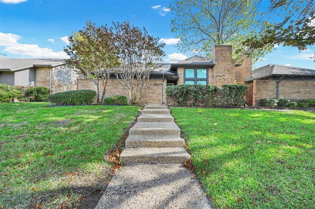 view of front of house featuring a front lawn