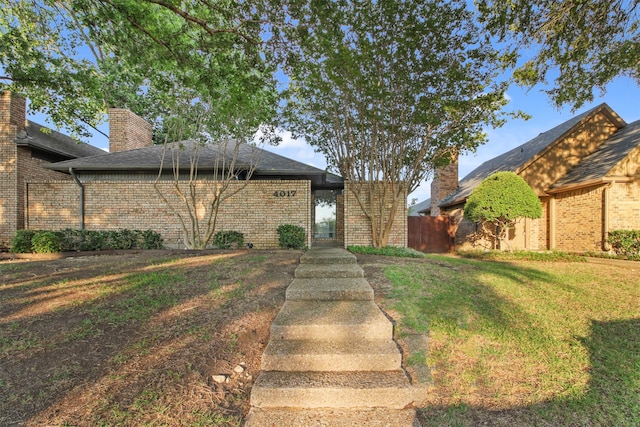 view of front facade with a front lawn