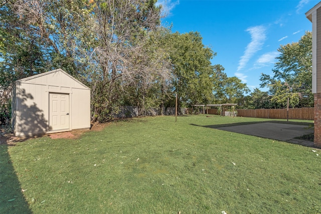 view of yard featuring a shed