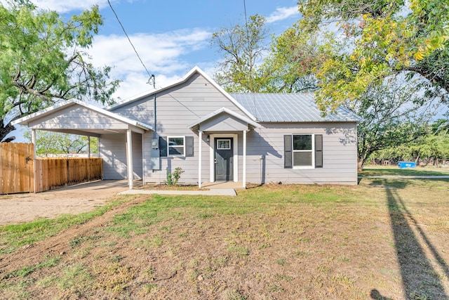 view of front of home featuring a front lawn