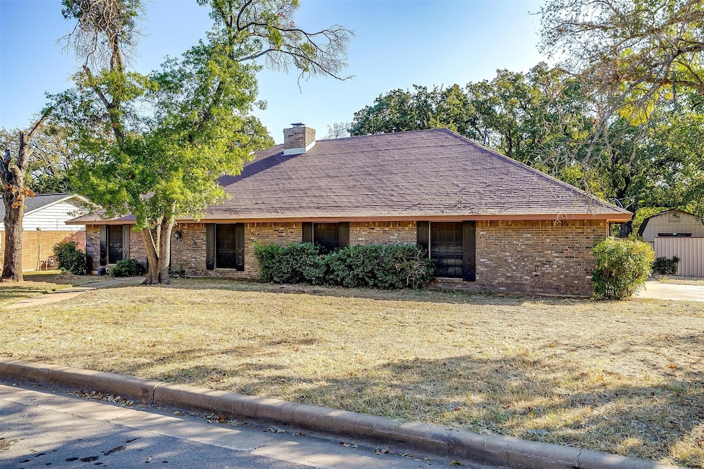 ranch-style home featuring a front lawn