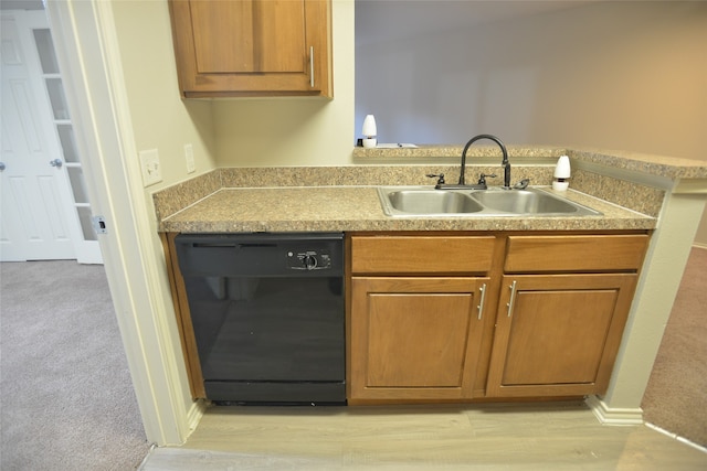 kitchen with sink, dishwasher, kitchen peninsula, and light hardwood / wood-style floors