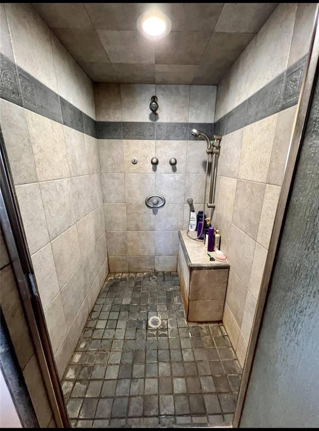 bathroom featuring a tile shower