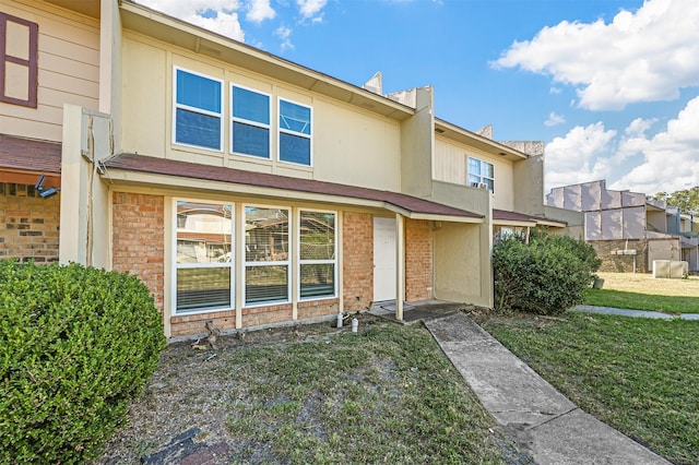 view of front of house with a front lawn