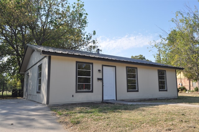 ranch-style home featuring a front yard