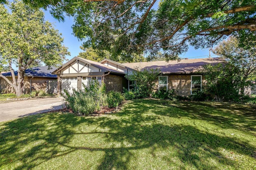 view of front of house with a front lawn