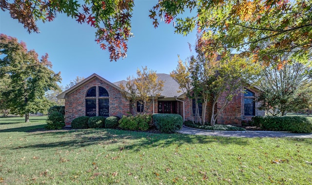 view of front facade with a front yard