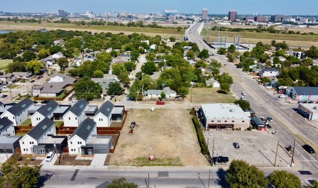 Listing photo 3 for 815 Nomas St, Dallas TX 75212