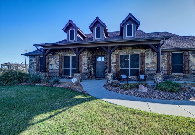 view of front of house featuring a front yard