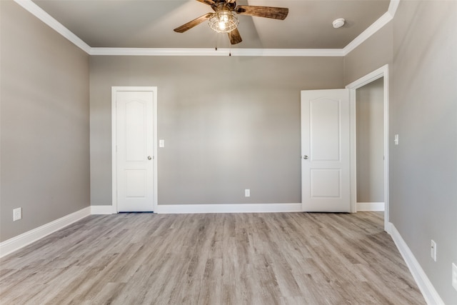 empty room featuring crown molding, light hardwood / wood-style flooring, and ceiling fan