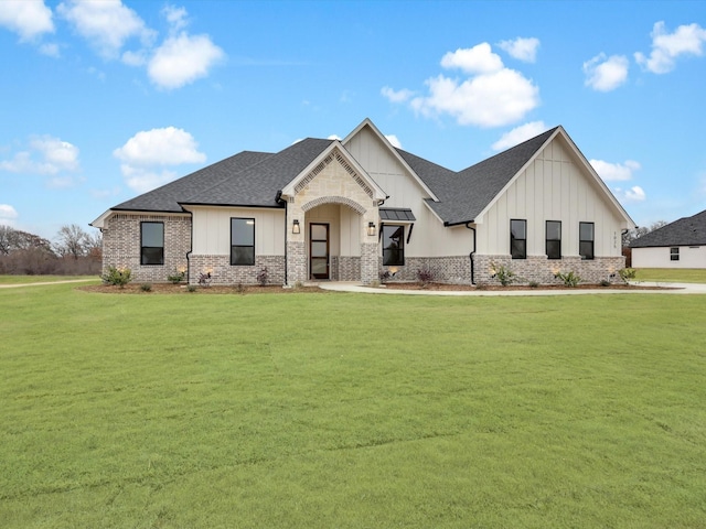 view of front facade featuring a front yard