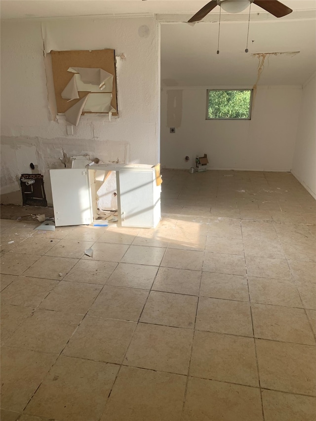 empty room featuring ceiling fan