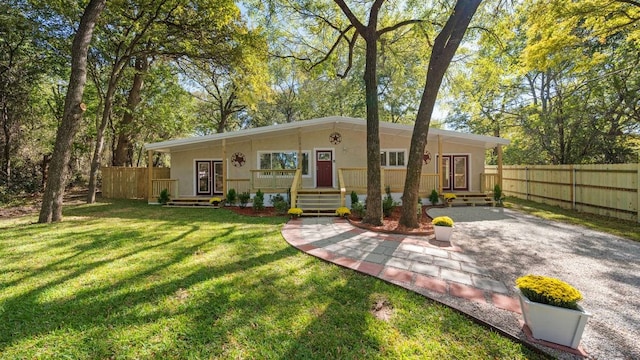 view of front of property featuring a front lawn