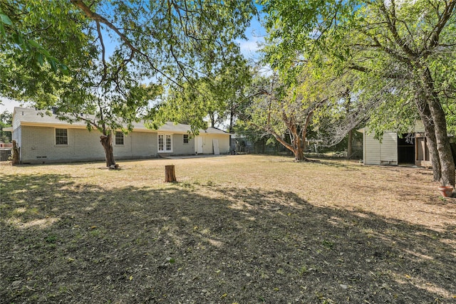 view of yard with a shed