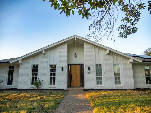 view of front of home featuring a front yard