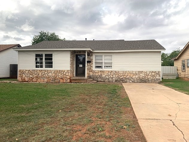 ranch-style home featuring a front yard