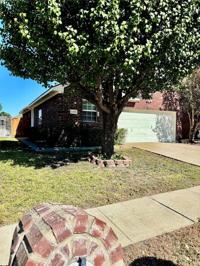 view of front facade with a front lawn