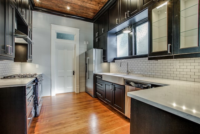 kitchen featuring light hardwood / wood-style floors, stainless steel appliances, sink, and backsplash