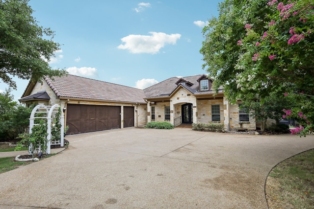 view of front facade featuring a garage