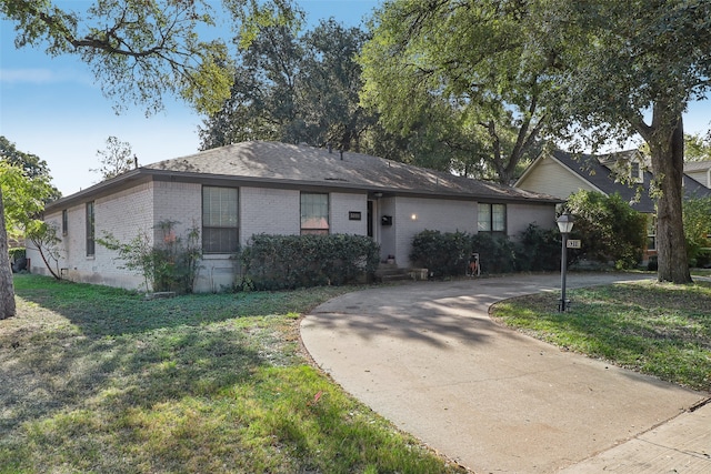 ranch-style house with a front yard