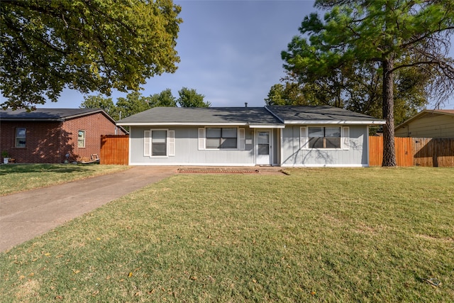 ranch-style house featuring a front lawn