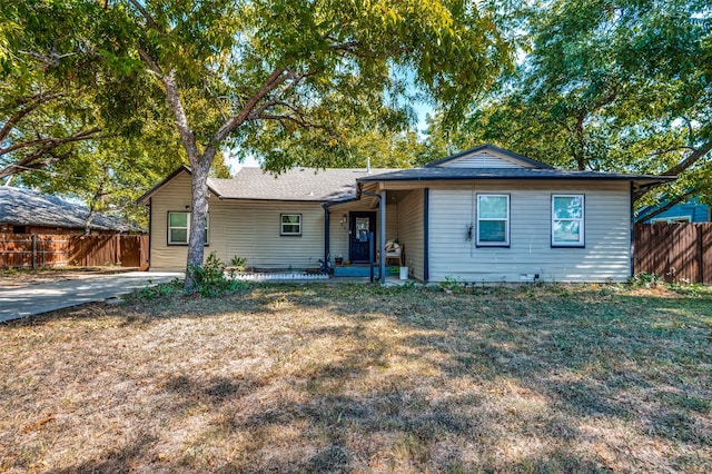 ranch-style home featuring a front lawn