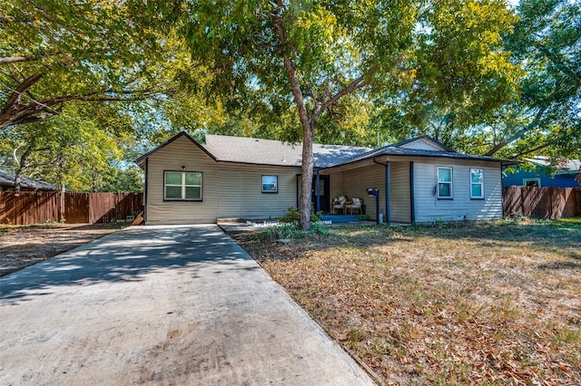 view of front of home featuring a front lawn