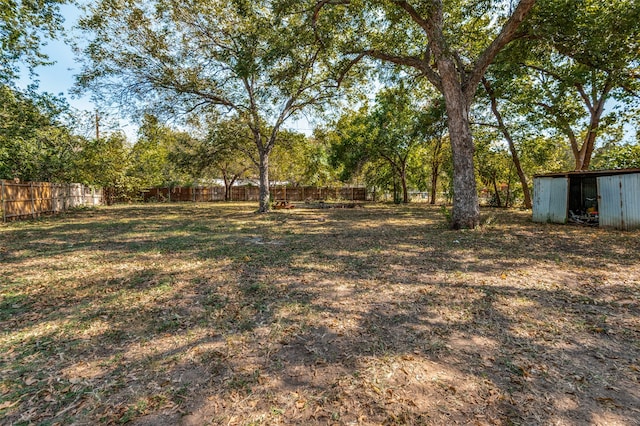 view of yard featuring a storage shed