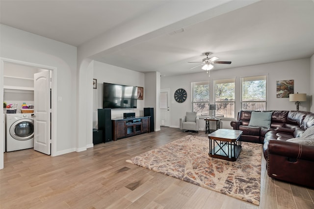 living room with ceiling fan, independent washer and dryer, and light wood-type flooring