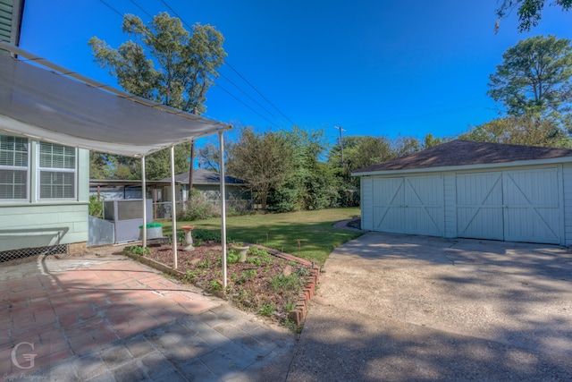 view of yard with an outdoor structure